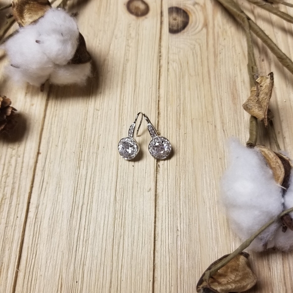 Beautiful SILVER plated CZ Dangle earrings - Picture 6 of 14